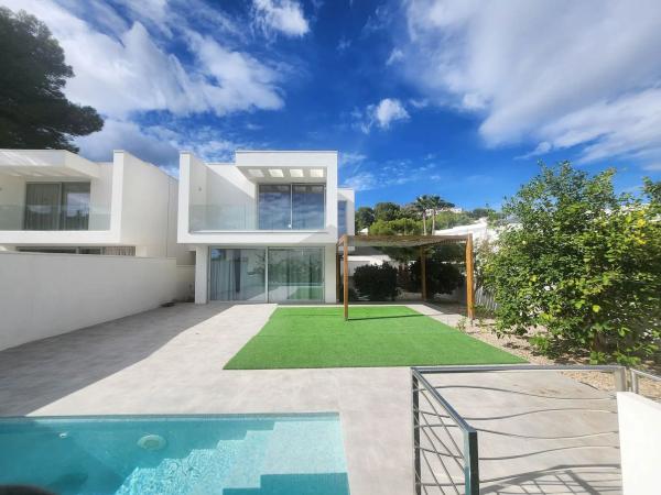 Chalet adosado en calle Milano, 24