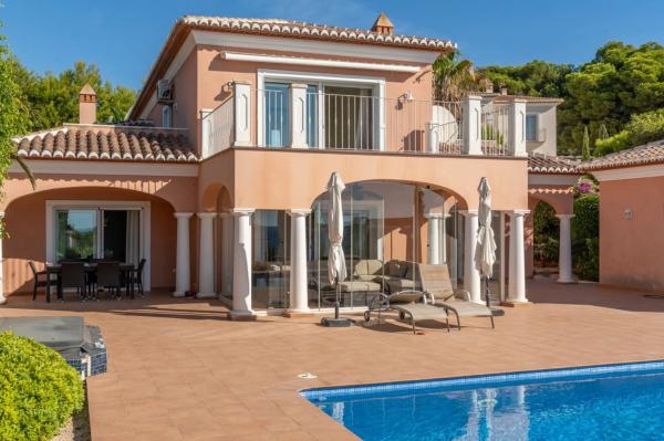 Casa independiente en calle Pirineos