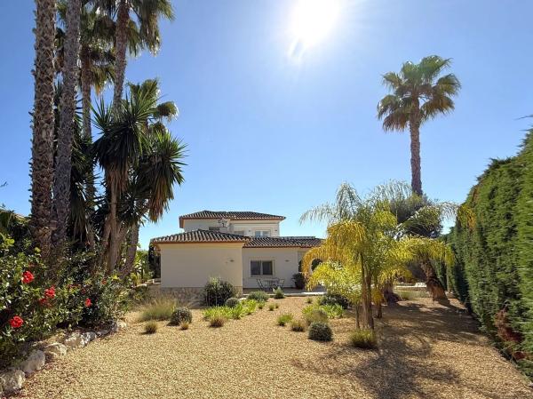 Casa independiente en calle Enebro