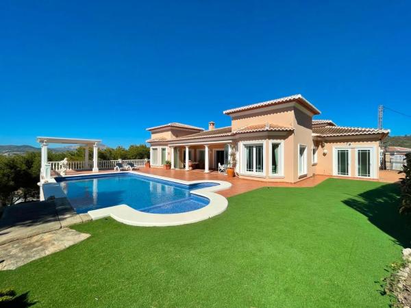 Casa independiente en calle Martín Pescador