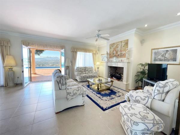 Casa independiente en calle Martín Pescador