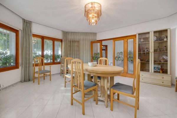 Casa independiente en avenida Santiago Bernabéu