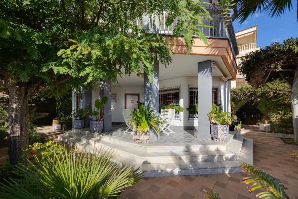 Casa independiente en avenida Santiago Bernabéu