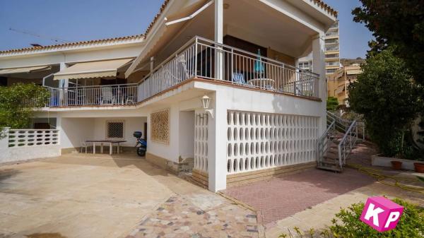 Chalet pareado en avenida de la Armada Española