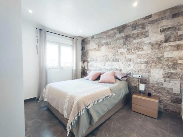 Chalet adosado en calle Corts Valencianes