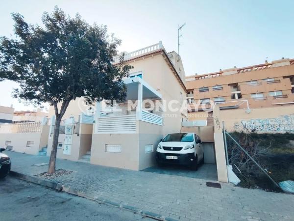 Chalet adosado en calle Corts Valencianes