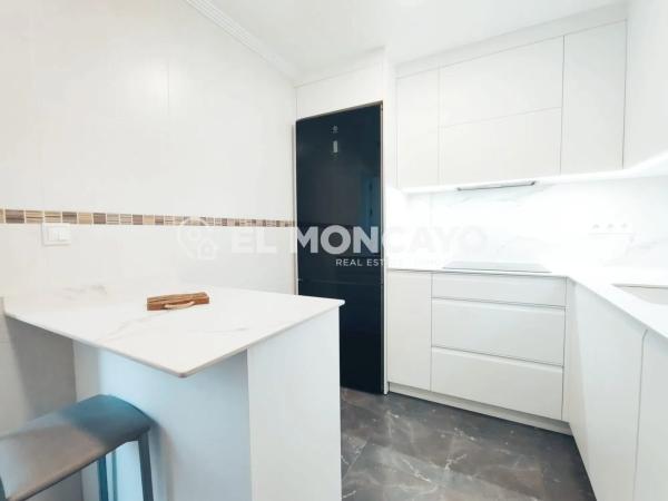 Chalet adosado en calle Corts Valencianes