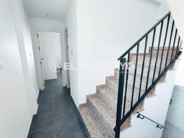 Chalet adosado en calle Corts Valencianes