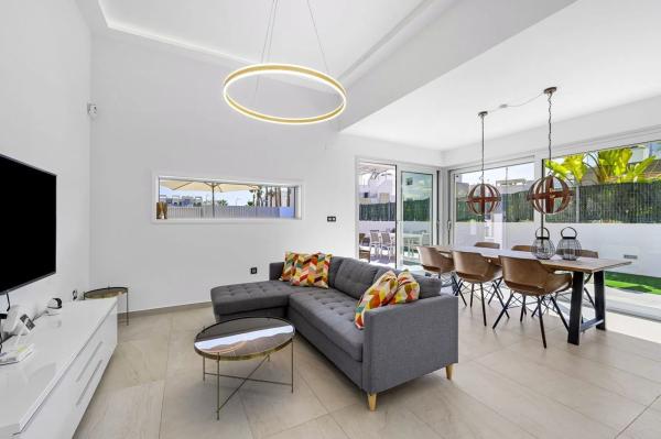 Casa independiente en calle la Malva Rosa