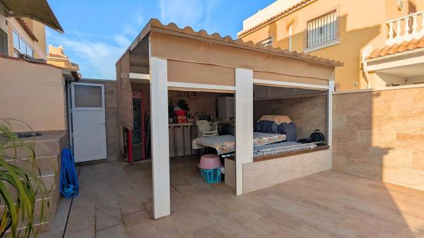 Chalet pareado en calle Mérida