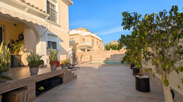 Chalet pareado en calle Mérida