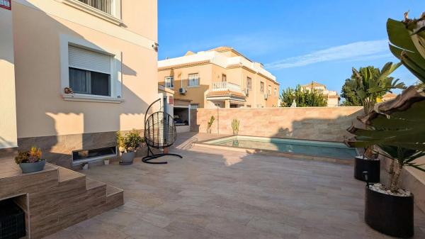 Chalet pareado en calle Mérida