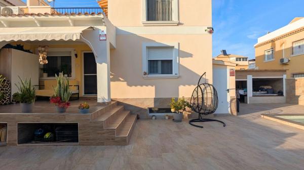 Chalet pareado en calle Mérida