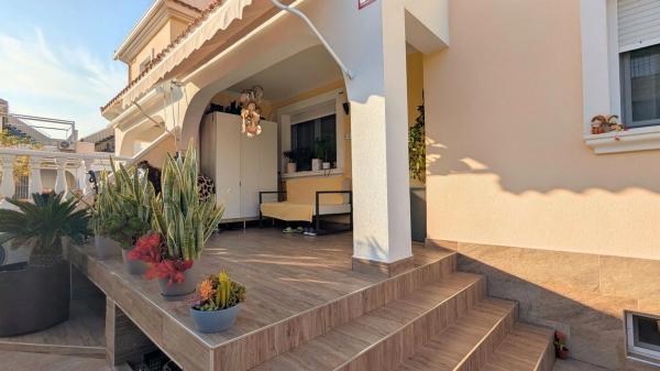 Chalet pareado en calle Mérida