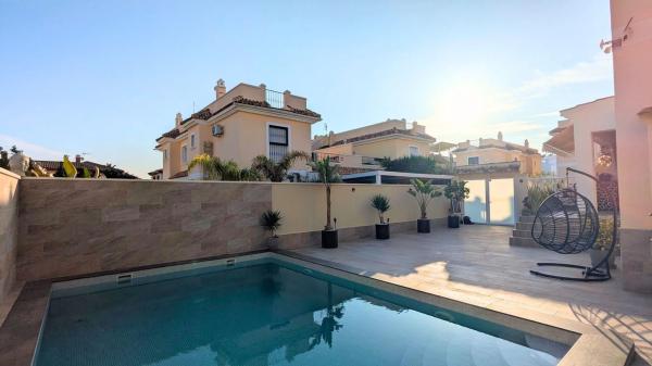 Chalet pareado en calle Mérida