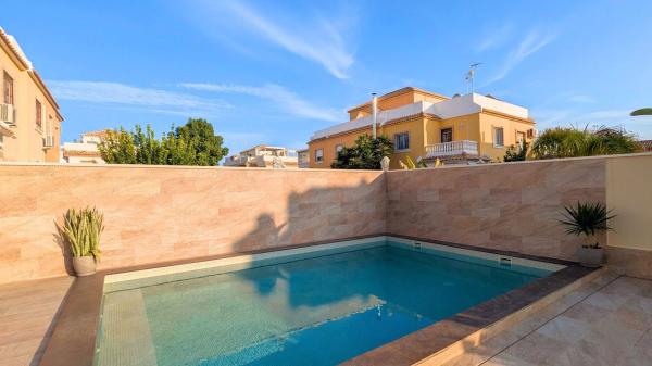 Chalet pareado en calle Mérida