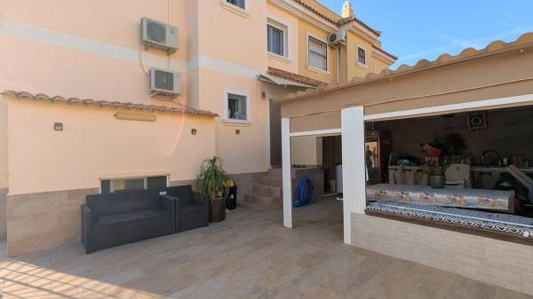 Chalet pareado en calle Mérida