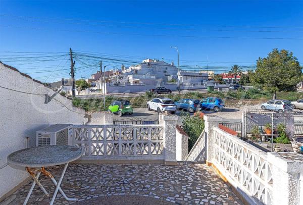 Chalet pareado en calle los Arcos