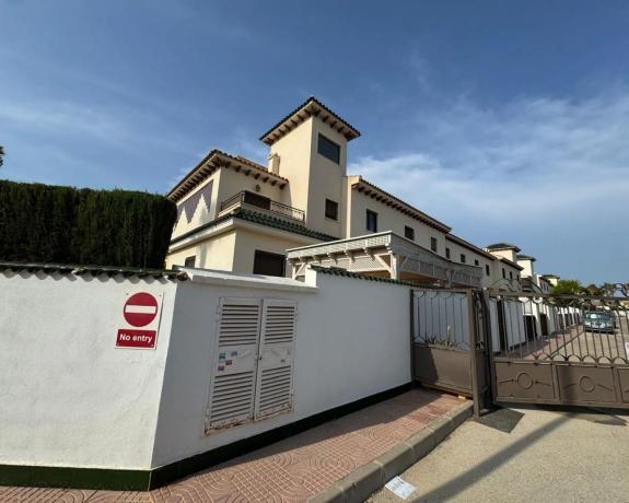 Chalet adosado en calle Isla Vedra, 11