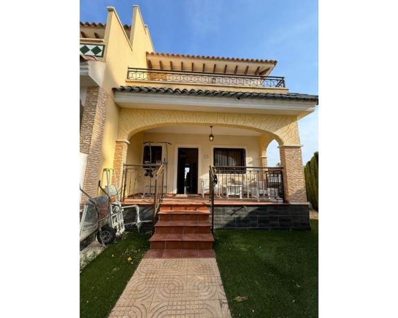 Chalet adosado en calle Isla Vedra, 11