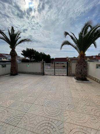 Chalet adosado en calle Costa de la Luz, 32