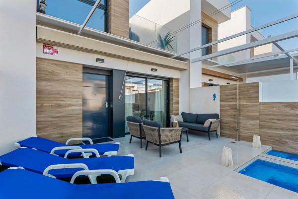 Chalet adosado en CL Rosalia De Castro, 34