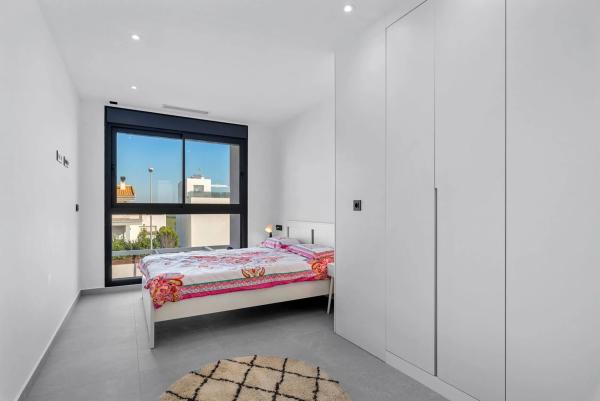 Chalet adosado en CL Rosalia De Castro, 34