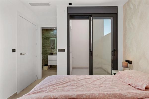 Chalet adosado en CL Rosalia De Castro, 34