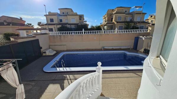 Casa independiente en calle Estocolmo