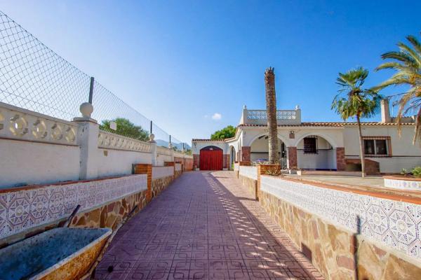 Chalet pareado en calle Urania