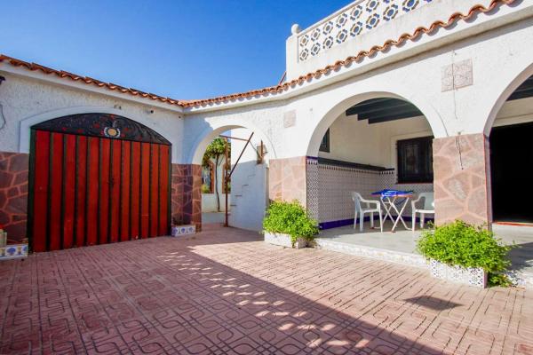 Chalet pareado en calle Urania