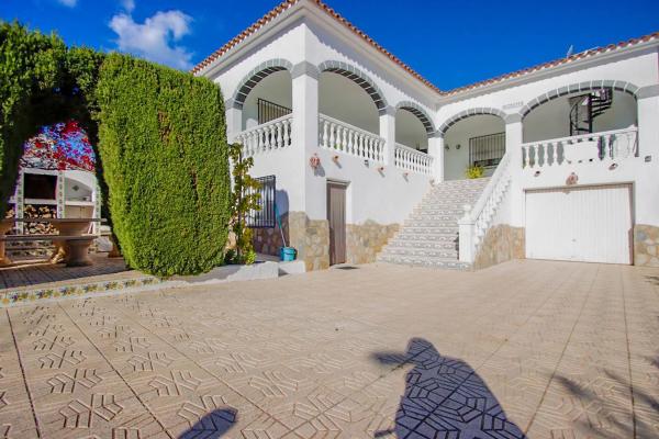 Casa independiente en calle Capricorn