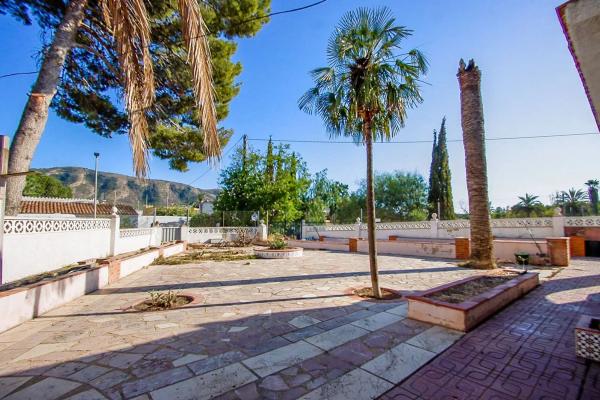 Chalet pareado en calle Urania