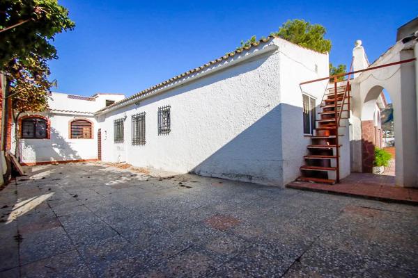 Chalet pareado en calle Urania