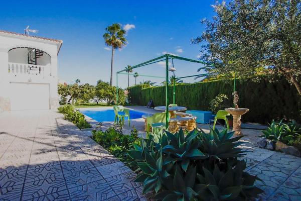 Casa independiente en calle Capricorn