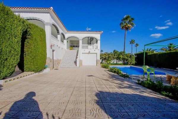 Casa independiente en calle Capricorn
