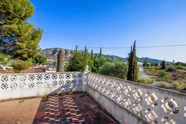 Chalet pareado en calle Urania