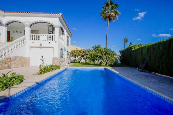 Casa independiente en calle Capricorn