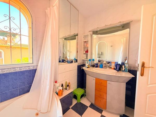 Casa independiente en calle Cormorà