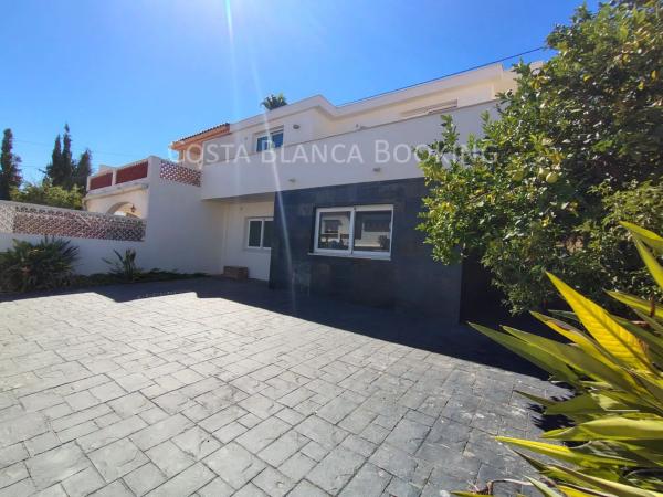 Chalet pareado en calle Austral