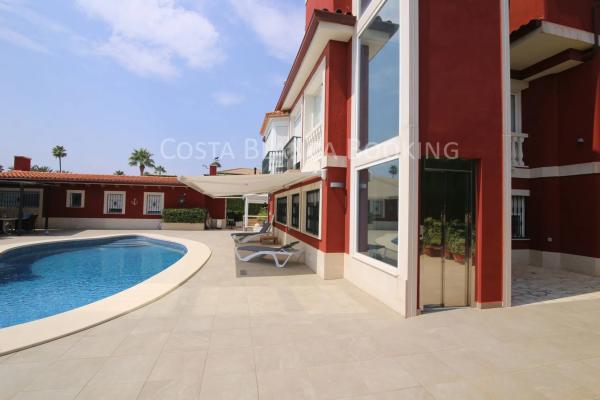 Casa independiente en calle Capricorn