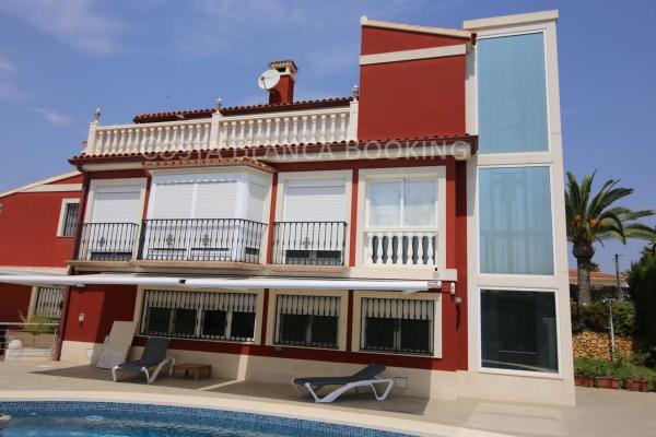 Casa independiente en calle Capricorn