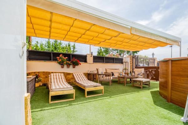 Chalet adosado en calle Violeta