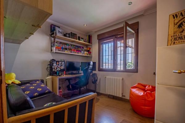 Chalet adosado en calle Violeta