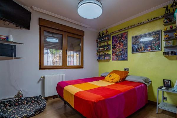 Chalet adosado en calle Violeta