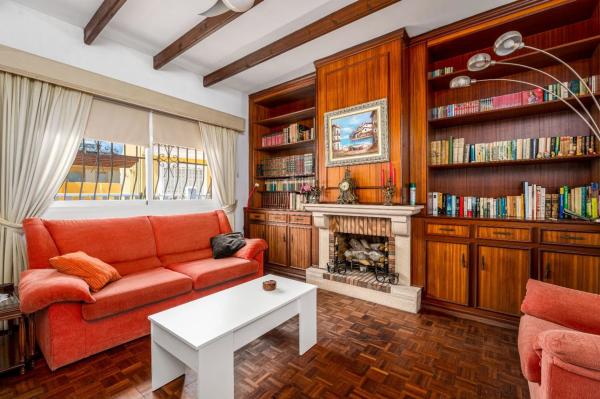 Casa independiente en calle Pinsà