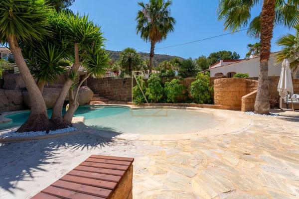 Casa independiente en calle Cormorà