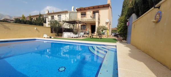 Casa independiente en avenida del Captivador