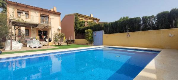 Casa independiente en avenida del Captivador