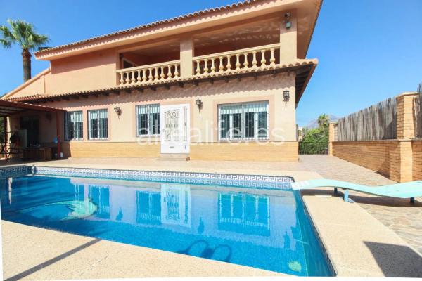 Casa independiente en calle Eurin